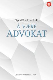 Bokomslag for "Å være advokat" innen jus, utgitt av Universitetsforlaget, med en profesjonell advokatillustrasjon.