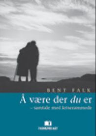 Bilde av en samtale mellom en psykolog og en kriserammet person, relatert til boka "Å være der du er" av Fagbokforlaget.