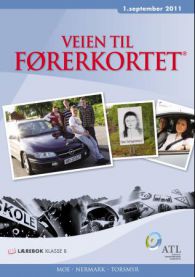 Bilde av "Veien til førerkortet klasse B" førerkortbok fra Autoriserte trafikkskolers landsforbund, med åpen bok og kjøretøyillustrasjon