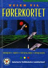 Bilde av "Veien til førerkortet Klasse B" førerkorthåndbok fra Autoriserte trafikkskolers landsforbund, viser en veibok og førerkort.