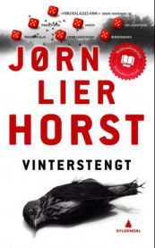Bokomslag for Vinterstengt kriminalroman i pocketformat av Gyldendal, viser en vinterlig scene med snø og mørke skygger.