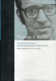 Bokomslag for "Vitenskapelige revolusjoners struktur" i innbundet utgave, en filosofibok utgitt av De norske Bokklubbene.