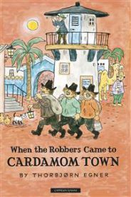 Illustrasjon av "When the robbers came to Cardamom town", en barne- og ungdomsbok med fargerik cover og tegneserieaktige figurer.