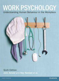 Pocket-bok om arbeidspsykologi med fokus på organisasjonsatferd og psykologi fra Pearson, vist med åpen bok og notatark