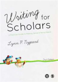 Bokomslag for "Writing for Scholars," en praktisk guide fra Universitetsforlaget om akademisk skriving og formidling