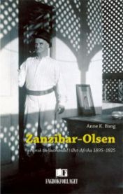 Historiebok om Zanzibar-Olsen av Fagbokforlaget, viser historisk bilde av trelasthandel i Øst-Afrika 1895–1925